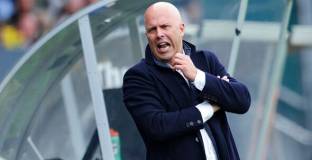 Невил е изненадан, че Ливърпул се е обърнал към Слот