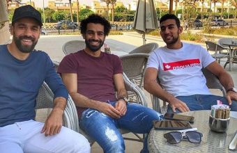 Мохамед Салах със съотборници от националния на Египет - отляво е Абдел Ел Саид, а отдясно е Ахмед Хасан Кук. 