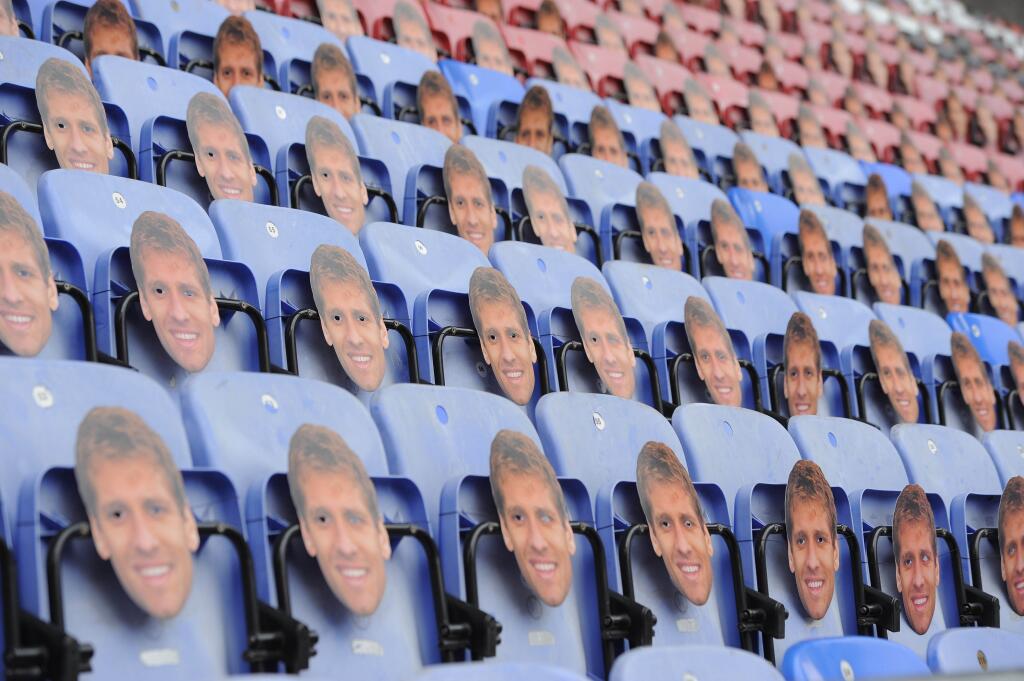 Уигън постави 3000 картонени маски на 