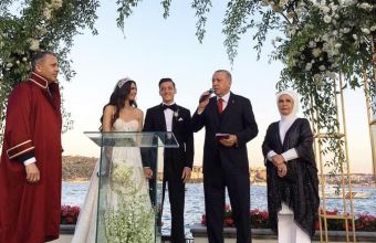 Президентът на Турция Реджеп Ердоган посети сватбата на Йозил.