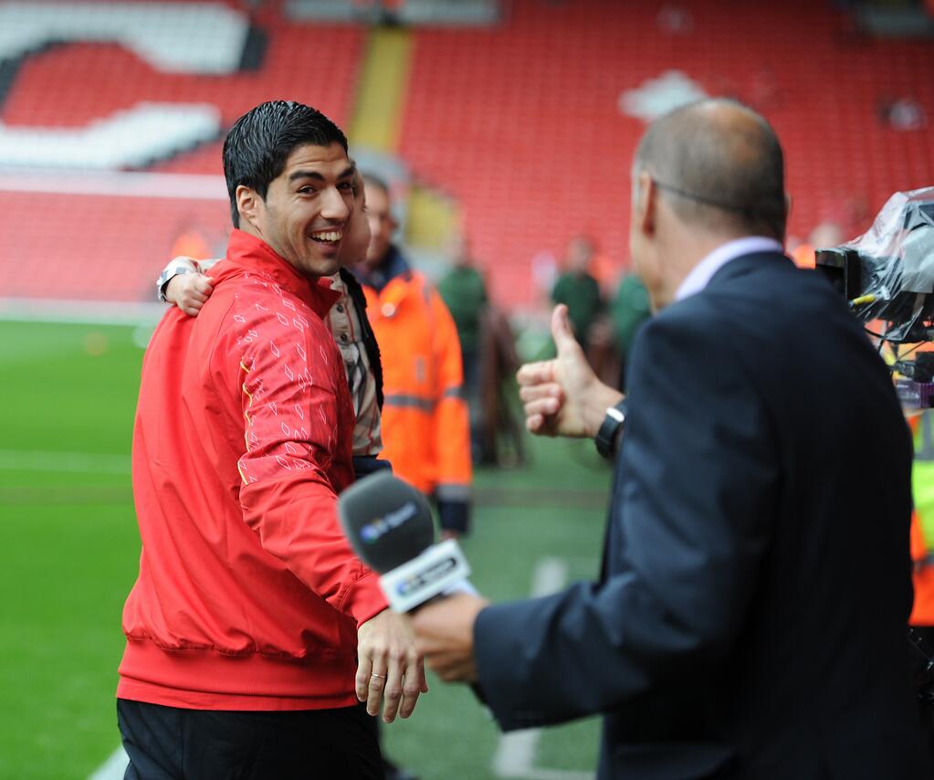Луис Суарес изглежда щастлив в Ливърпул преди двубоя със Стоук Сити