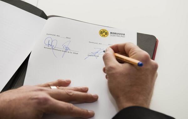 Снимка от контракта, който днес Юрген Клоп подписа с Борусия Дортмунд