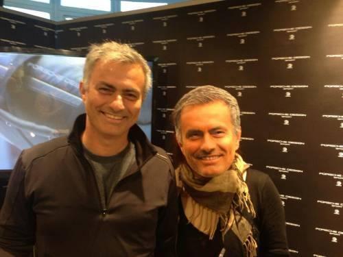 Жозе Моуриньо се снима с двойника си след победата над Манчестър Сити