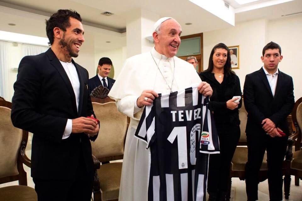 Карлос Тевес подари своя тениска при визита си на Папата