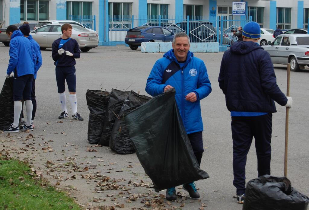 Руският ФК Ротор реши да почисти парка около стадиона в паузата до съботния им двубой