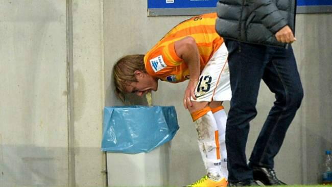 Играчът на Херта Берлин Пер Шелбред се възползва от кошчетата на Рейн-Некар-Арена