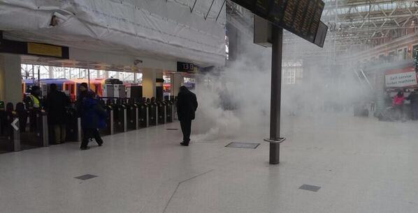 Фенове на Йоувил Таун пуснаха димка на гарата на път за гостуването на Уотфорд