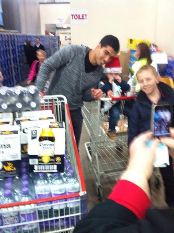 След като подписа нов договор с Ливърпул, Суарес реши да отскочи до магазина за малко почерпка