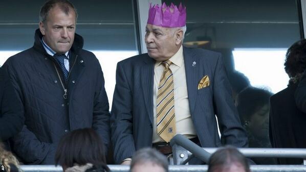 Собственикът на Хъл Сити Асем Алан носеше хартиена корона по време на мача с Юнайтед