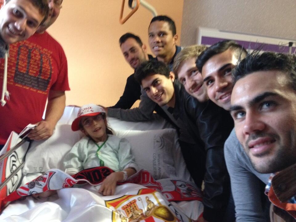 Целият отбор на Севиля зарадва феновете си в детската болница в града