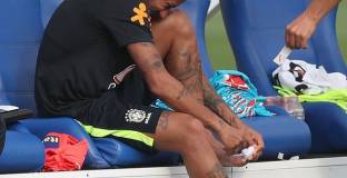 Неймар предсрочно завърши тренировката, след сблъсък с Паулиньо 