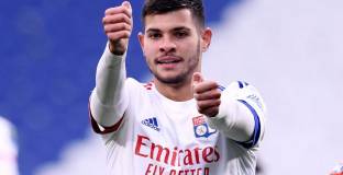 Моуриньо се интересува от халф на Лион