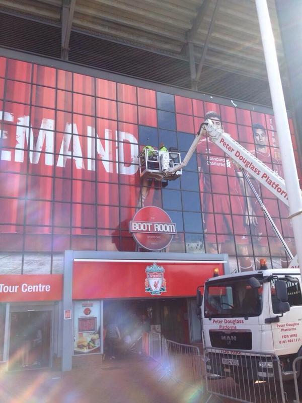 Краят на една епоха: Ливърпул премахна лика на Суарес от облицовката на Анфийлд