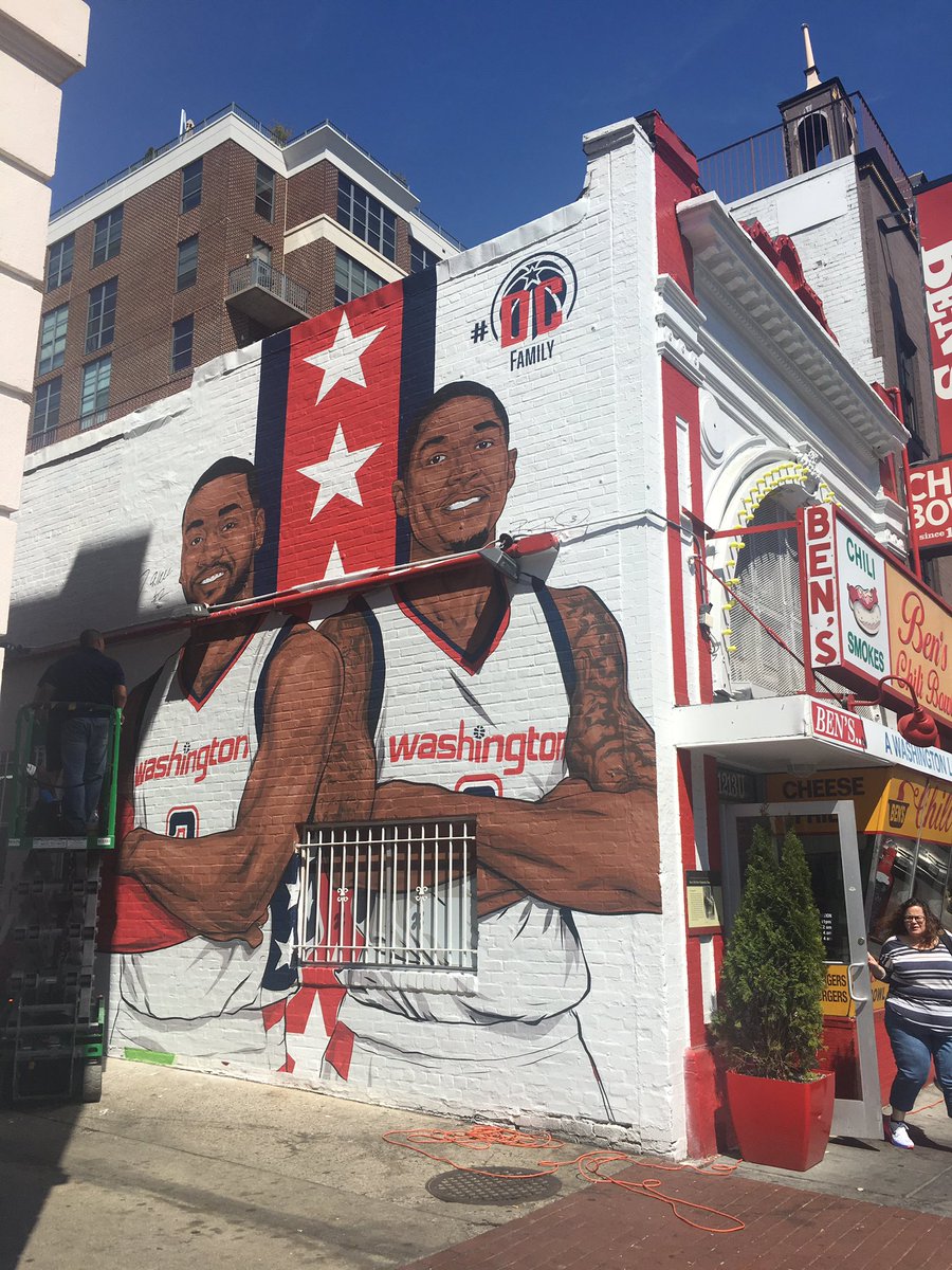 На стената на известния Ben’s Chili Bowl във Вашингтон се появиха изображения на Уол и Брадли Бил.