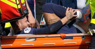  Неймар бе изнесен на носилка в мача с Лил 