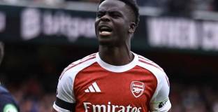 Арсенал с победа, сто гола за Сака