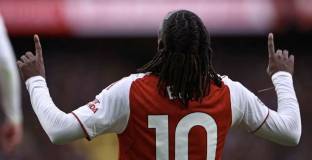 Езе наказа бившия си отбор с Арсенал