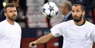 Ювентус ще продължи контрактите с Бардзали и Киелини 