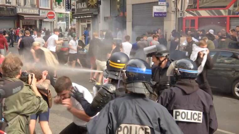 Безредици в Лил, полицаи използваха газ срещу британски хулигани