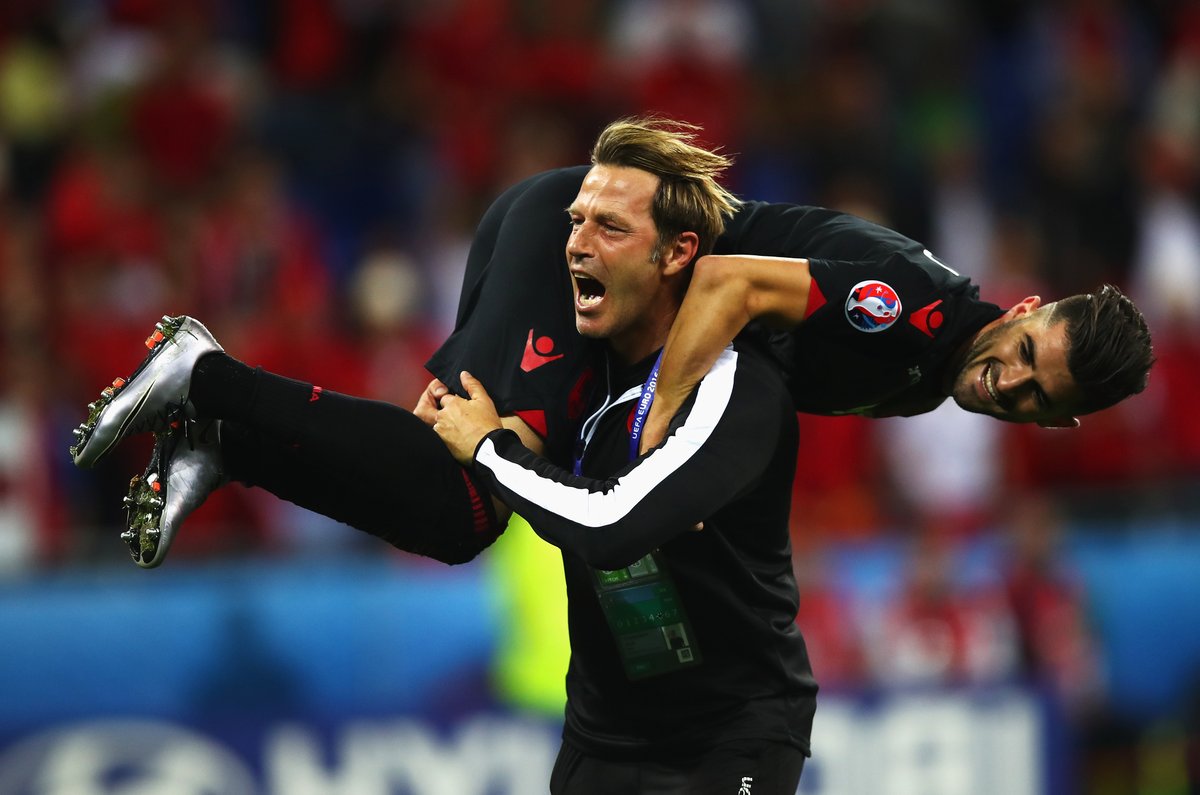 Треньорът на албанците Паоло Трамезани празнува след мача с Румъния. 