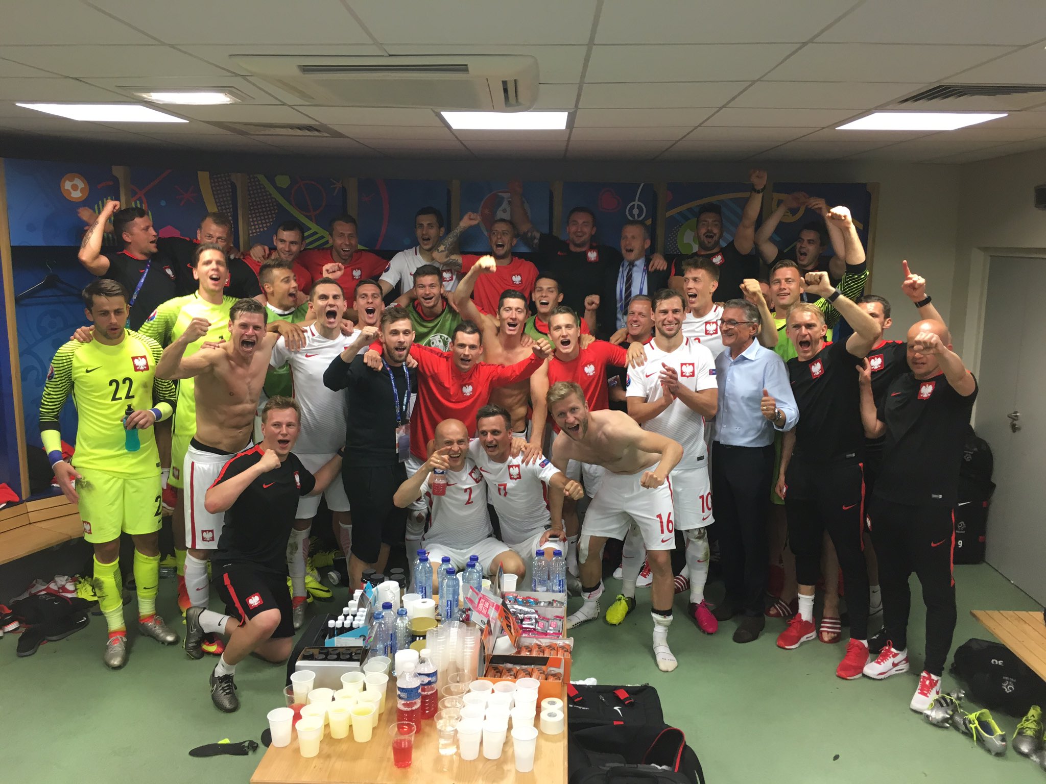 Съблекалнята на поляците след мача с Швейцария. 