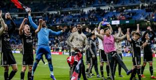 Луис Суарес поздрави Аякс