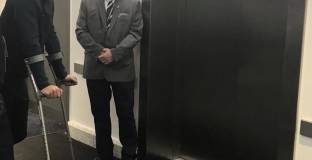 Кейн напусна стадиона на патерици