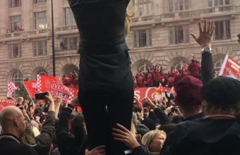 Г-жа Клоп аплодира съпруга си.