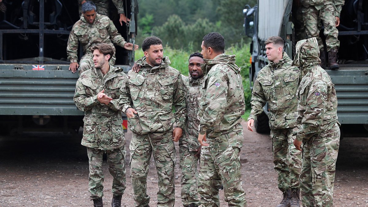 Английските национали проведоха един ден в база на морската пехота. 