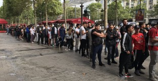 Опашки за фланелките на Неймар, още преди да отворят магазините