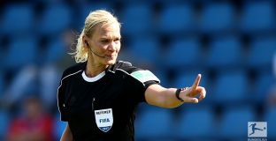 Щайнхаус стана първата жена, ръководила мач от Топ 5 на Европа