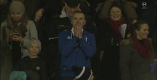 Президентът на Исландия гледа мача с Косово сред феновете 