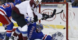 Певица устрои еротично шоу преди мач от НХЛ (видео)