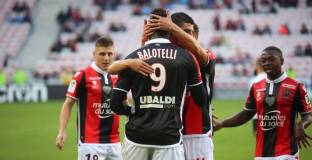 Балотели случайно удари треньора си при червения картон (видео) 