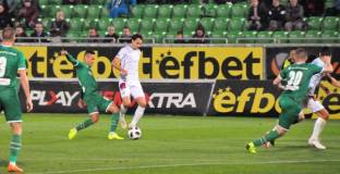 Вижте как Моци за малко не скъса фланелката на Райнов, но дузпа срещу Лудогорец няма (видео)