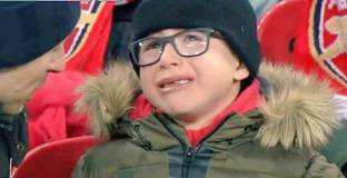 Елнени реагира на сълзите на малкия фен на Арсенал 