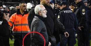 Президентът на ПАОК нахлу на терена с пистолет (видео)