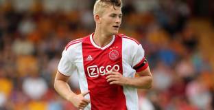 Де Лигт иска от Барса заплата колкото Де Йонг