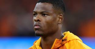 Дъмфрис: Интерес от страна на Челси? Това е комплимент за мен