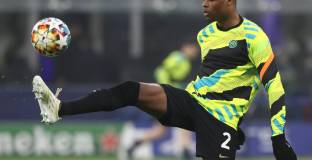 Ман Юнайтед и Челси се интересуват от Дъмфрис 