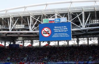 Марадона на мача Аржентина - Исландия, независимо от забраната за пушене. 