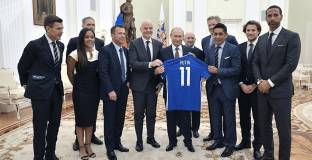 Нападнаха Ван Бастен заради снимката му с Путин 