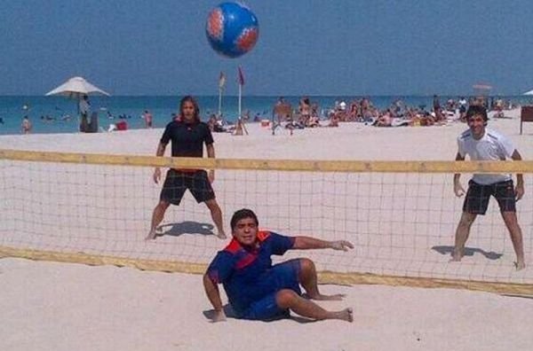 Марадона, Раул и Салгадо се забавляват с плажен футбол по плажовете на Абу Даби