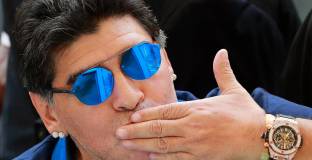 Задържаха Марадона на летището в Буенос Айрес