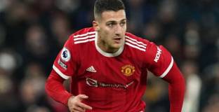 Барселона се интересува от защитник на Ман Юнайтед 