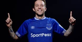 Евертън с късен фурор на пазара