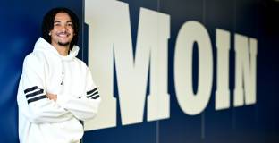 Хамбургер подписа с американец