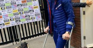 Жиру напусна стадиона на патерици