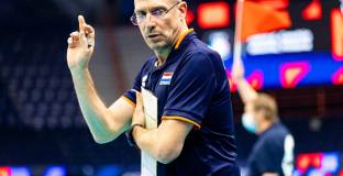 Италианец пое волейболистите на Иран