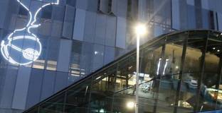 Осем арестувани в Лондон за онлайн-расизъм